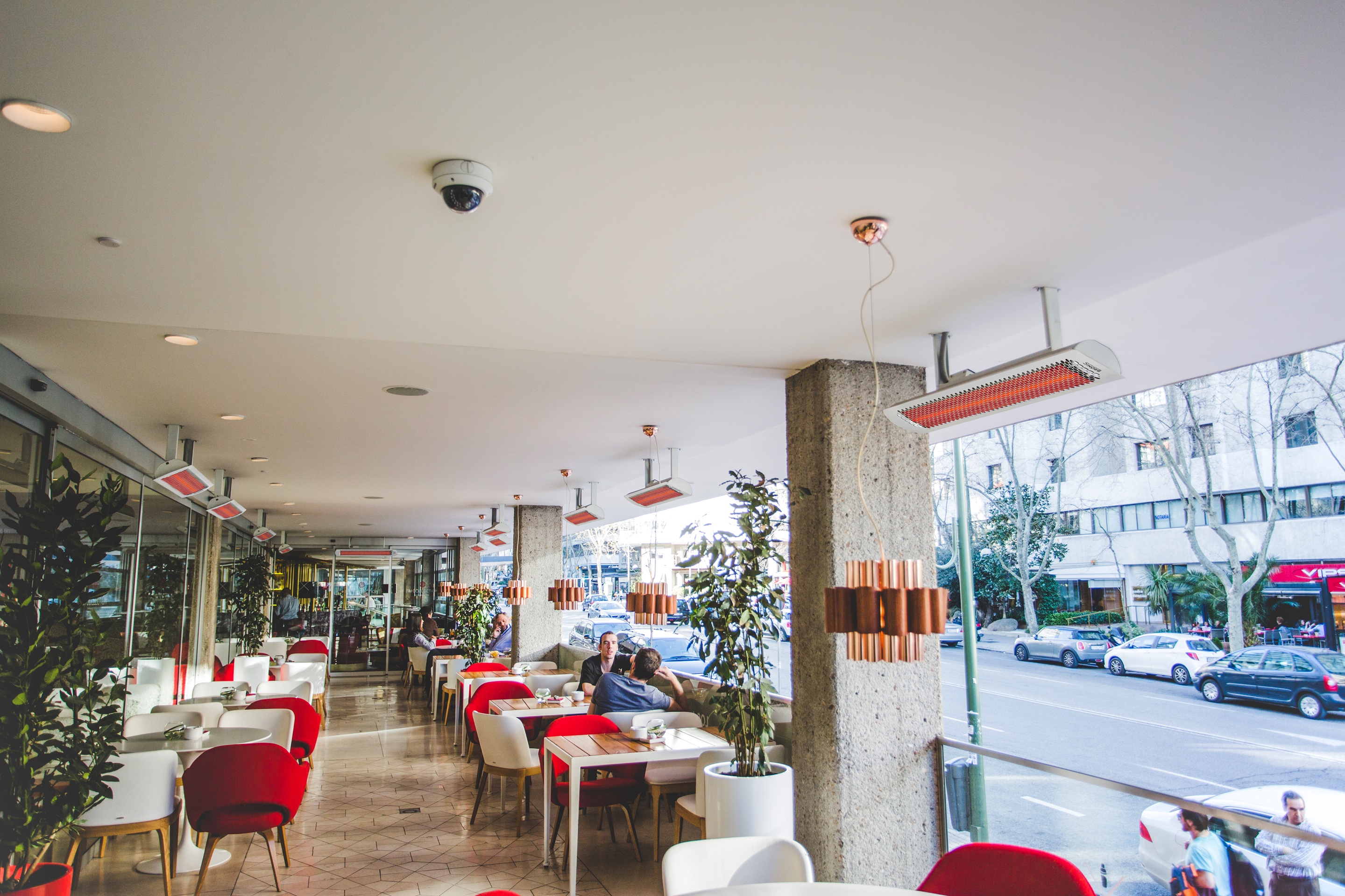 Ceiling-mounted in white finish